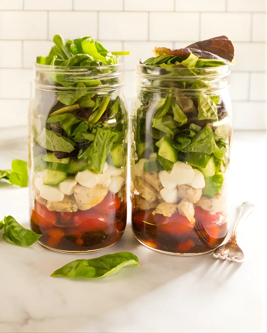 Ensalada Caprese en capas dentro del frasco